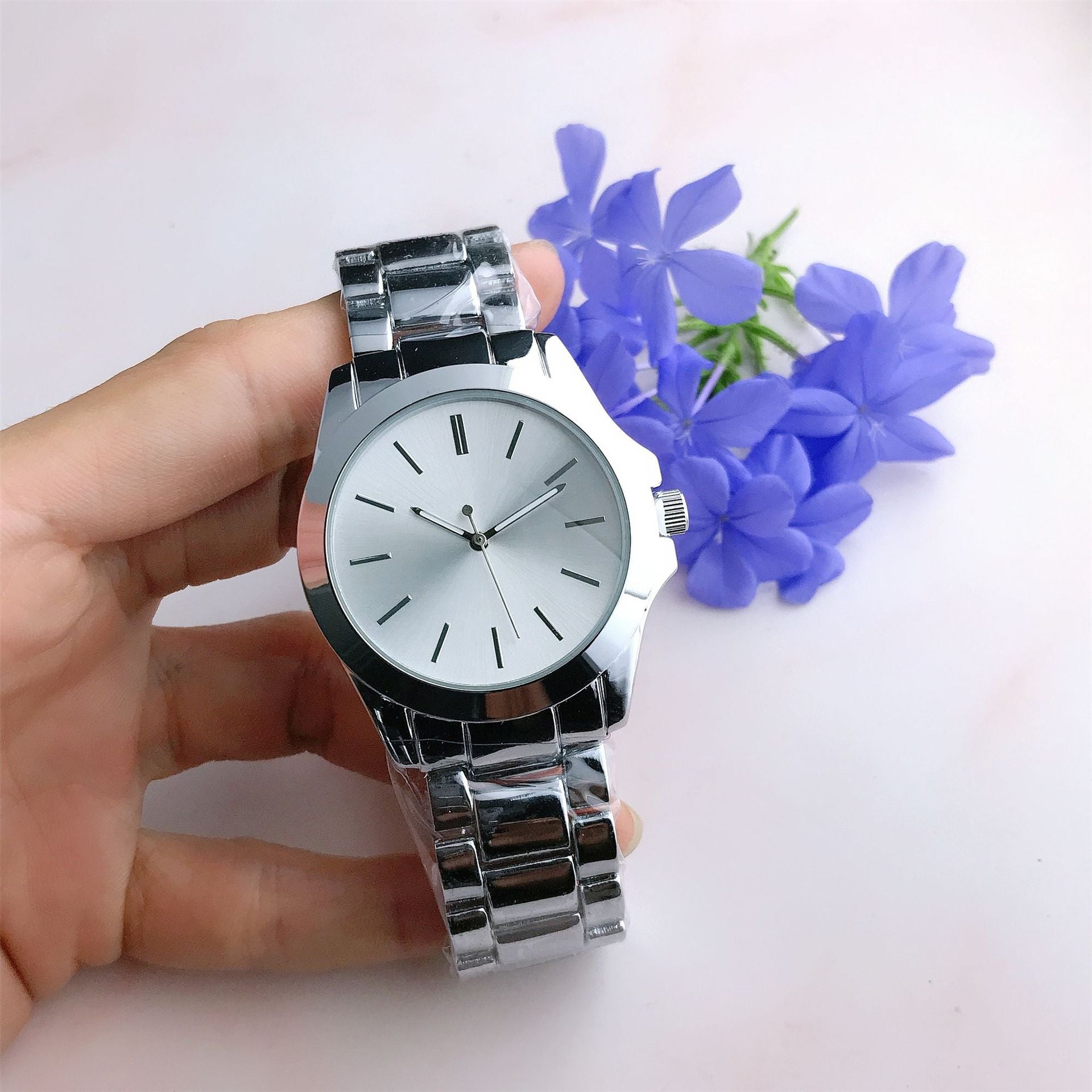 Elégance décontractée et créativité Quartz Wrist Watch Homme et femme Style de matching coréen Si