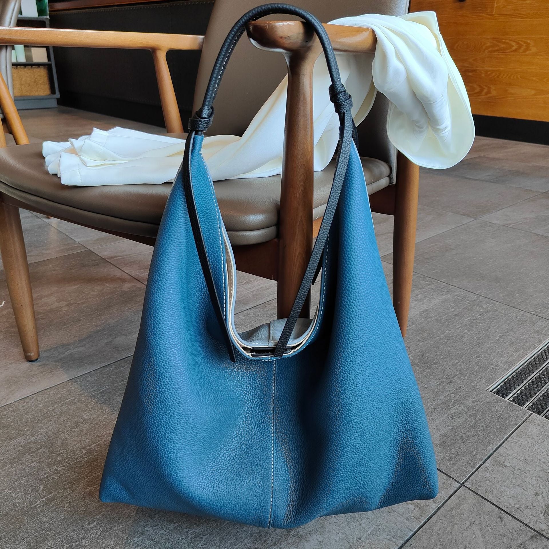 Sac à épaule en cuir pleine fleur de forme Niche