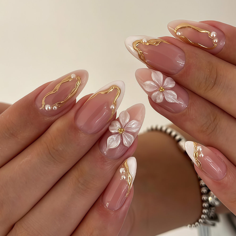 Les ongles artificiels de style français blanc avec bandes d'or et design floral