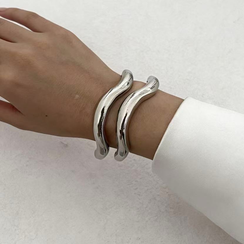 Bracelet européen et américain en métal irrégulier