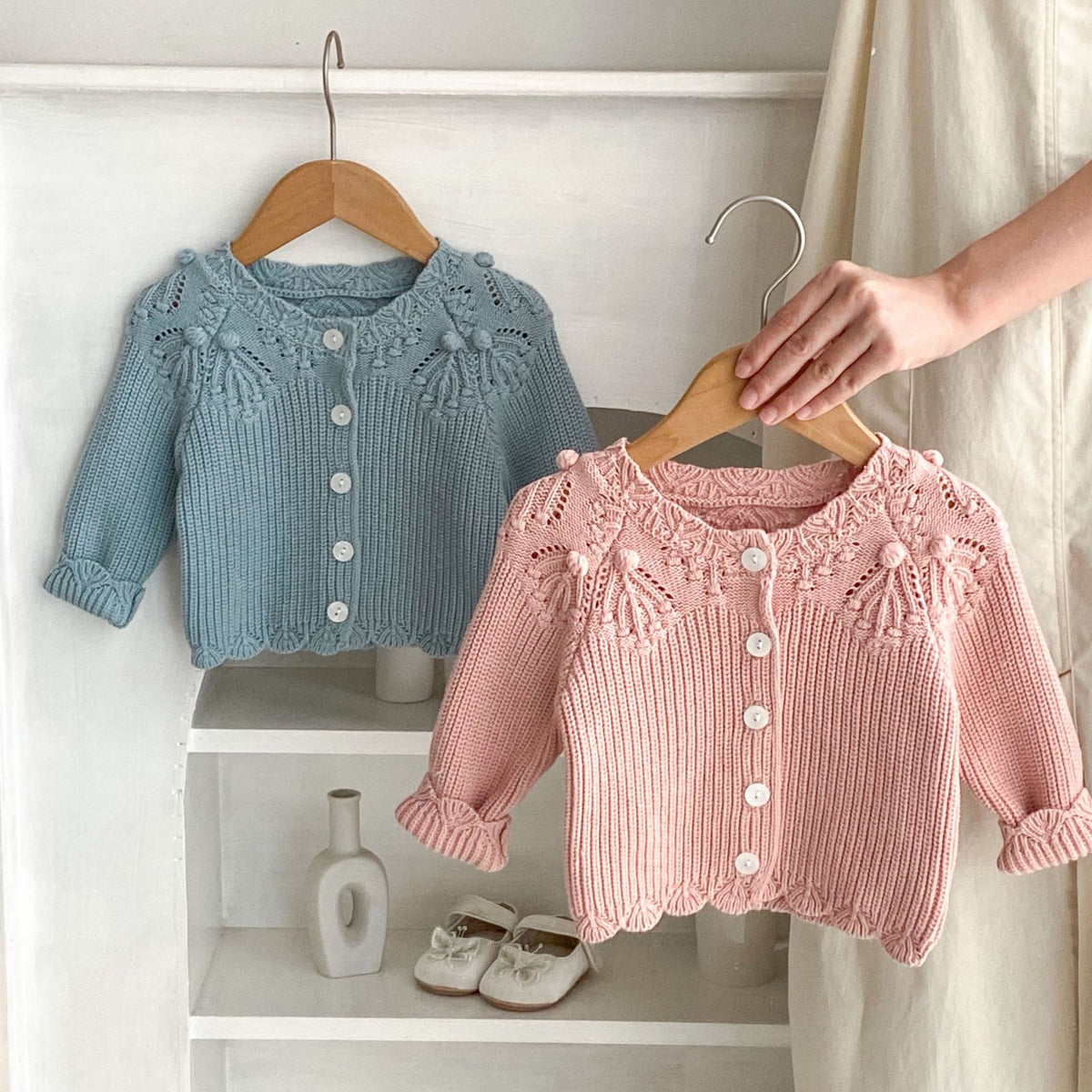 Manteau de cardigan en dentelle tricotée pour bébé