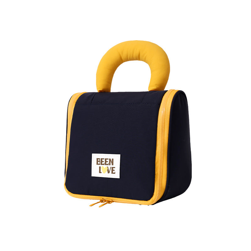 Laver un sac d'organisateur de maquillage de voyage