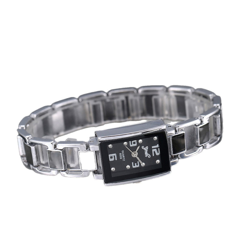 Femmes bracelet montre avec un cas carré incrusté de diamants