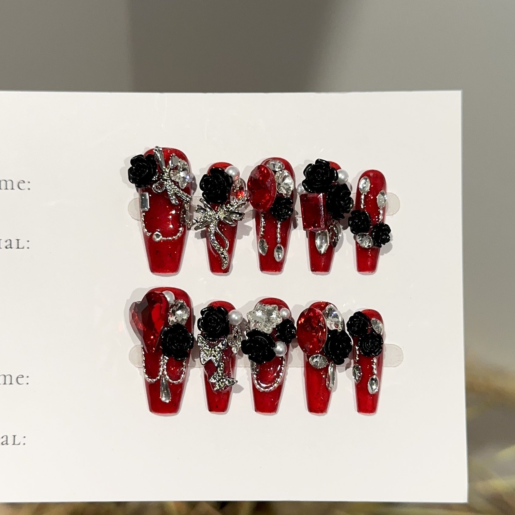 Conseils faits à la main sur les ongles longs rouge-vin pour les ongles portables