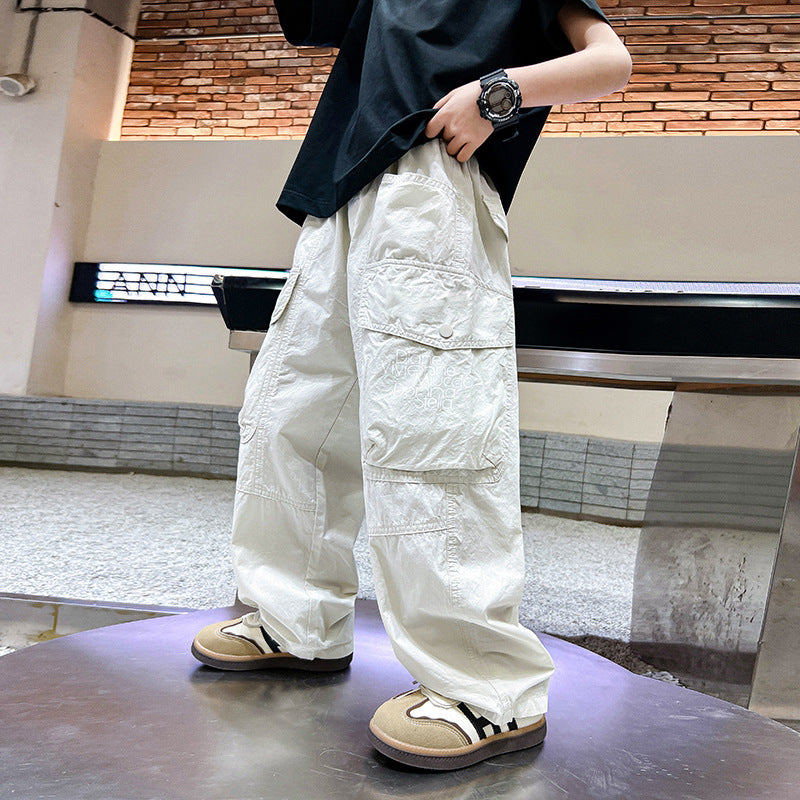 Des vêtements de printemps pour enfants, des pantalons à main pu