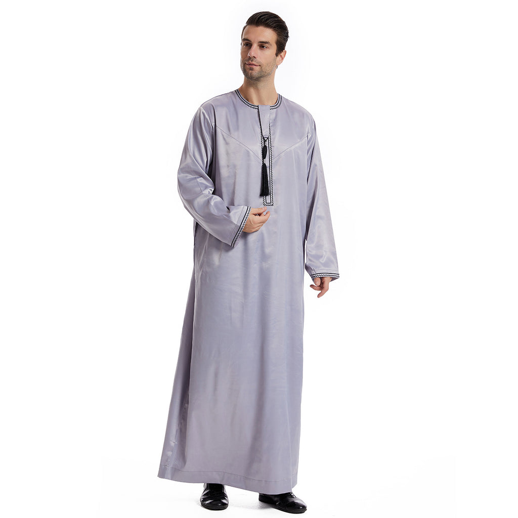 Contraste ethnique couleur robe homme
