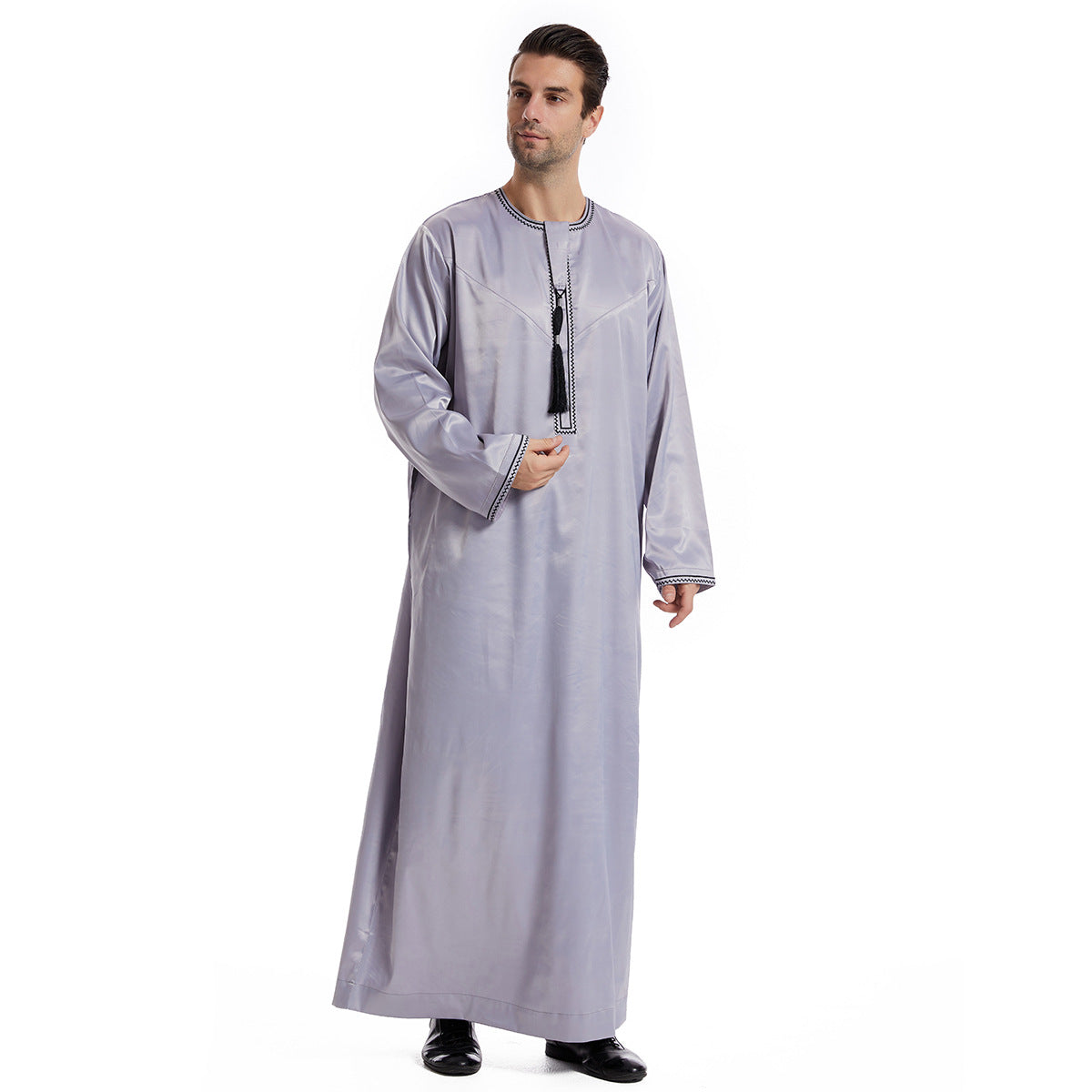Contraste ethnique couleur robe homme