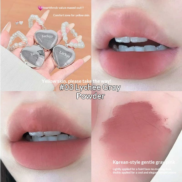Le brillant à lèvres en forme de cœur a une texture douce et lisse