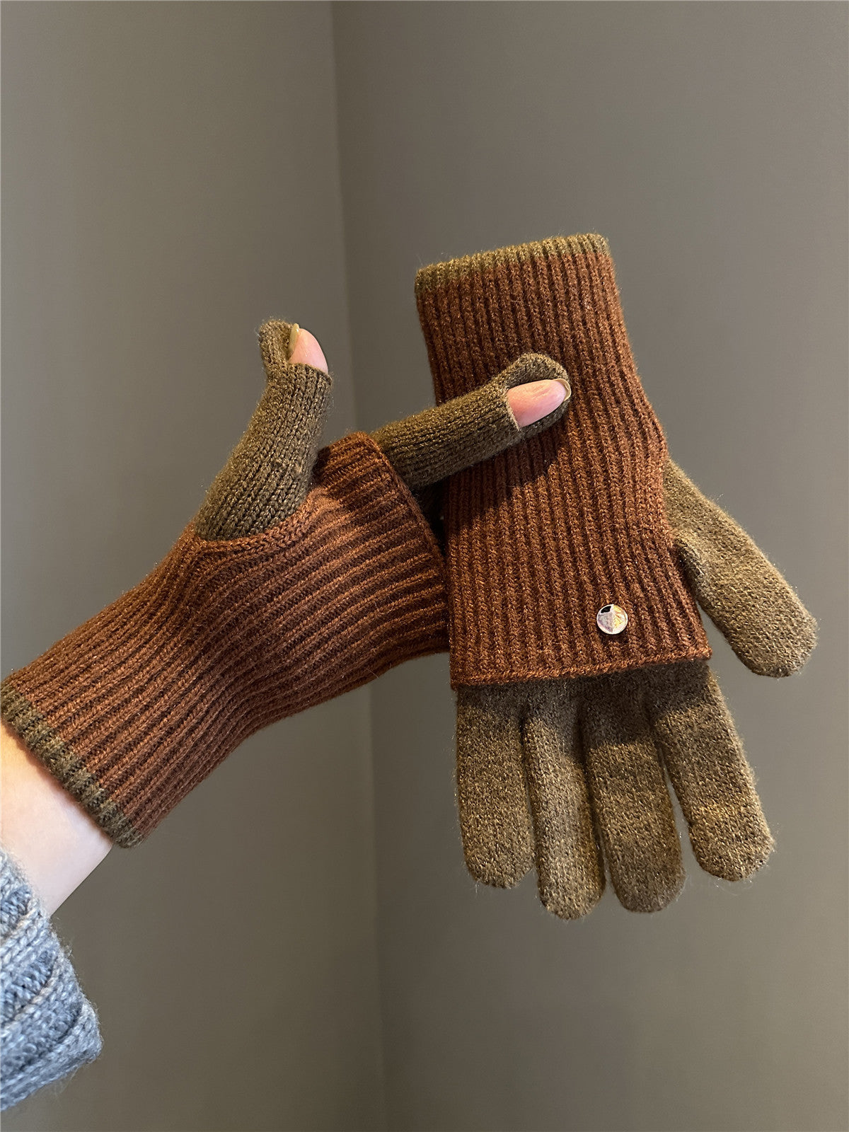Gants en laine tricotée à double usage dans le style Maillard