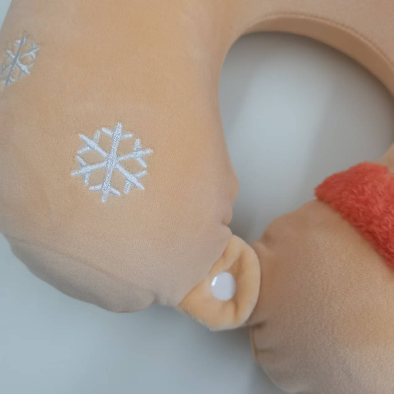 Ours mignon avec écharpe rouge et bonnet de sommeil Oreiller de cou UShaped