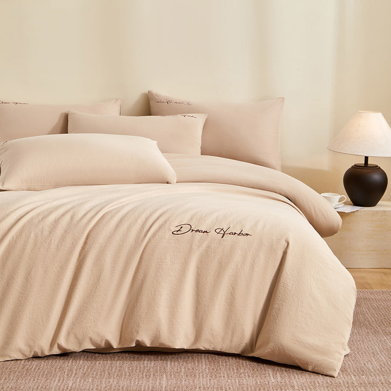 Set de quatre pièces en coton épais et agréable à la peau avec broderie minimaliste