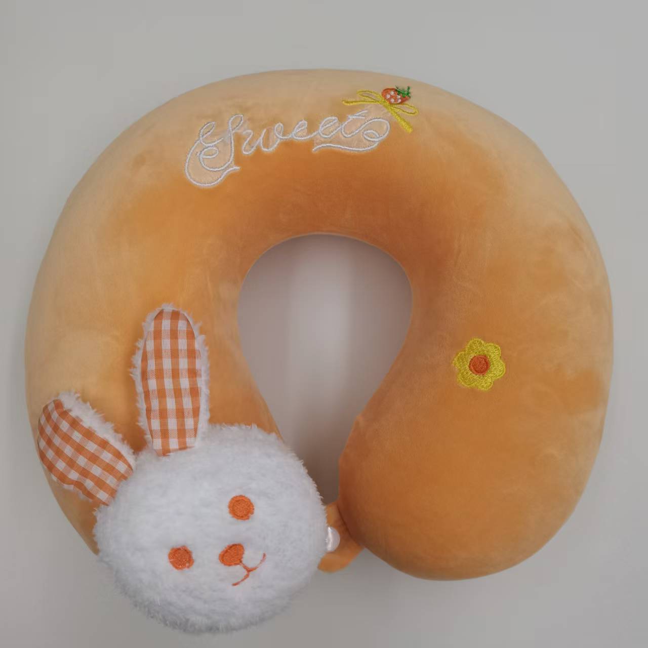 Oreiller mignon en lapin plat