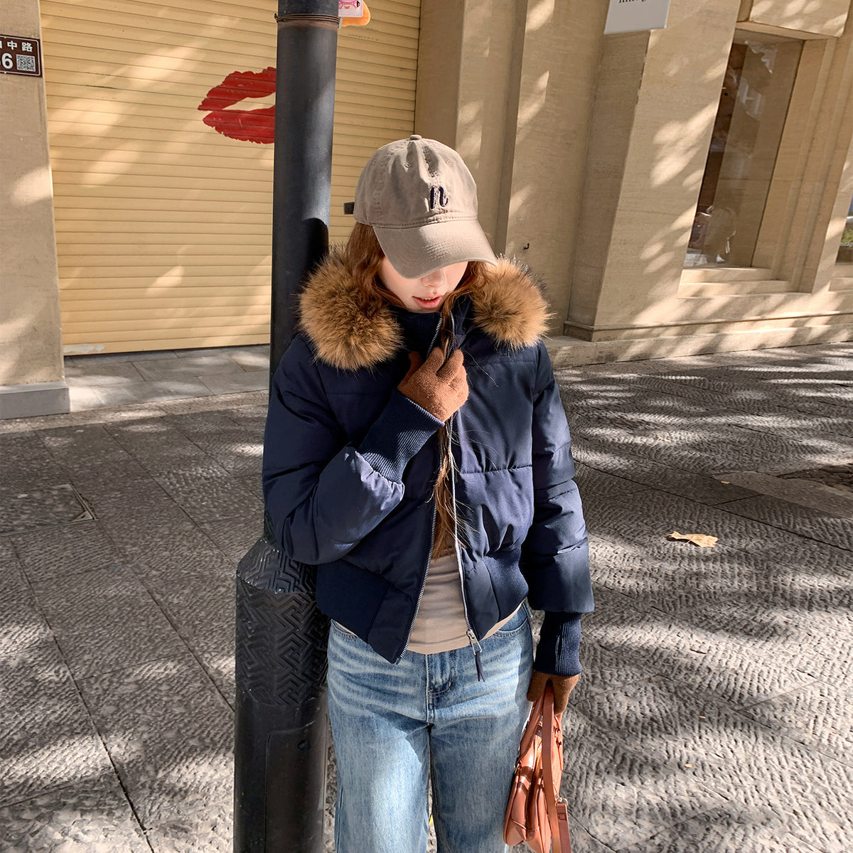 Femmes Stylish Cinching de taille Figure-flatter Cropped Coat avec un grand hood doublé de fourrure