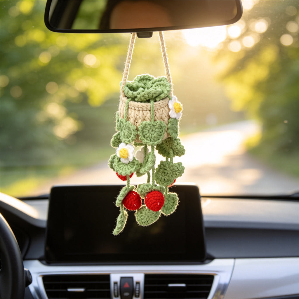 Crochet à la main suspendu pot d'ornement avec trailing de fraises décorations et blanc Bl
