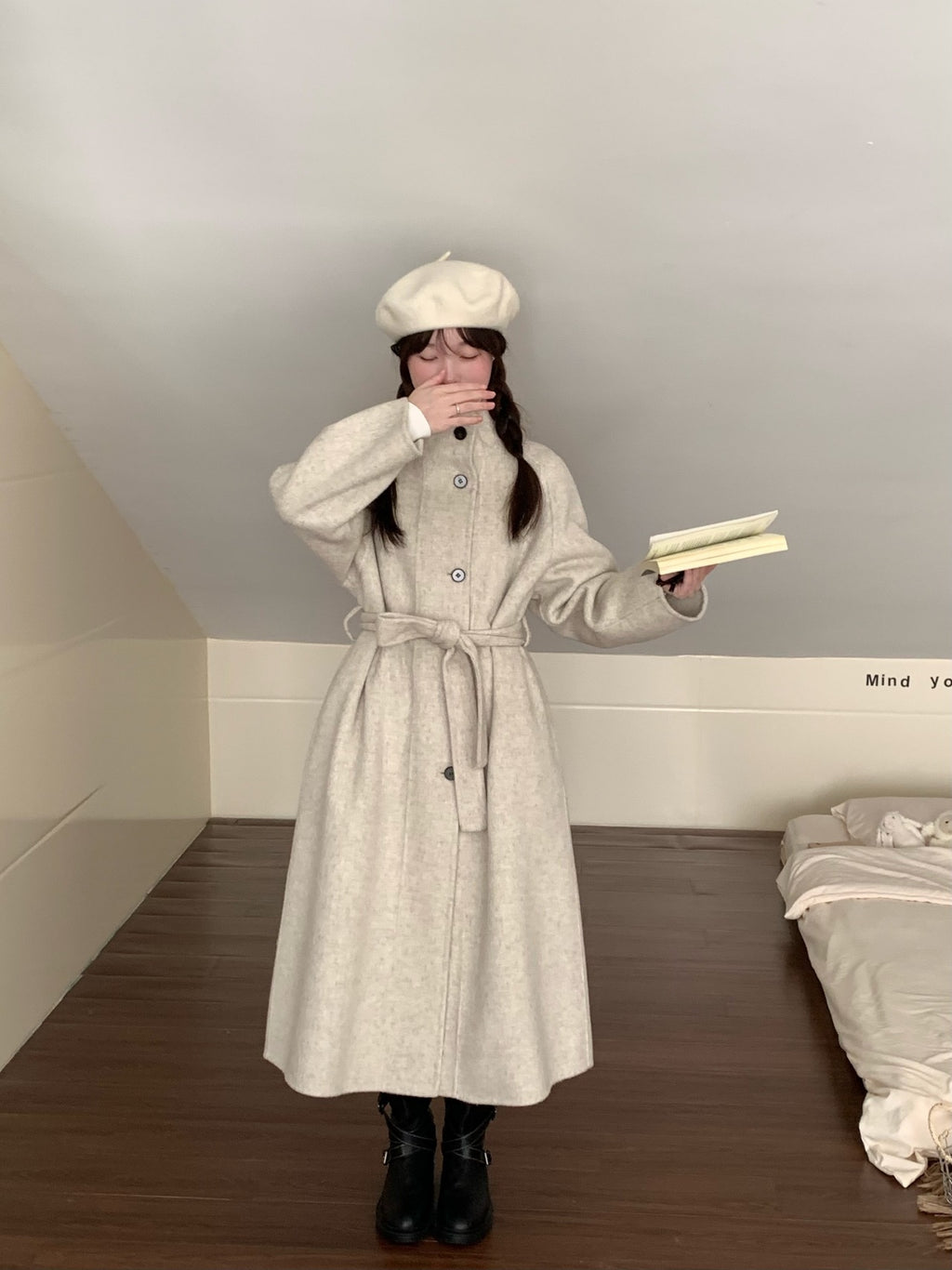 Manteau de laine longue pour femmes avec un design à un seul sein