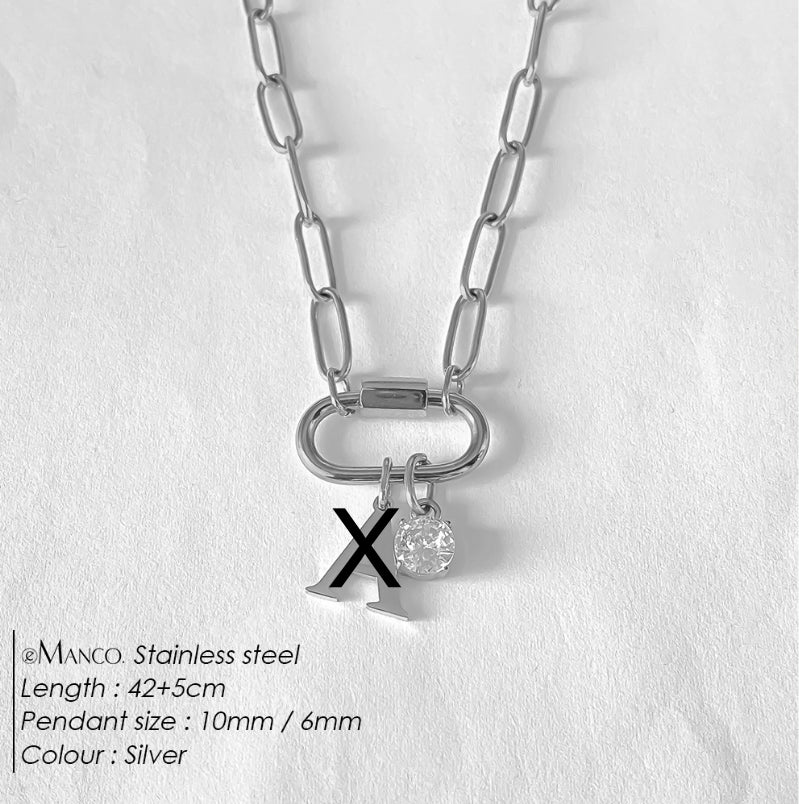 Collier lettre en acier au titane
