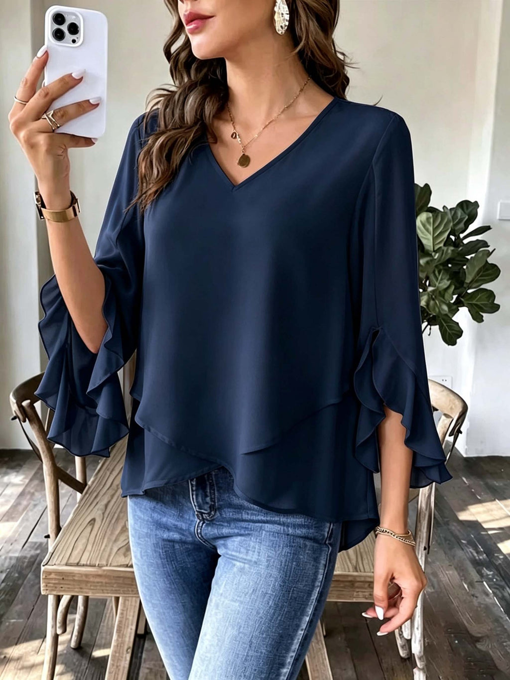 Top femme à col V avec manches volantes