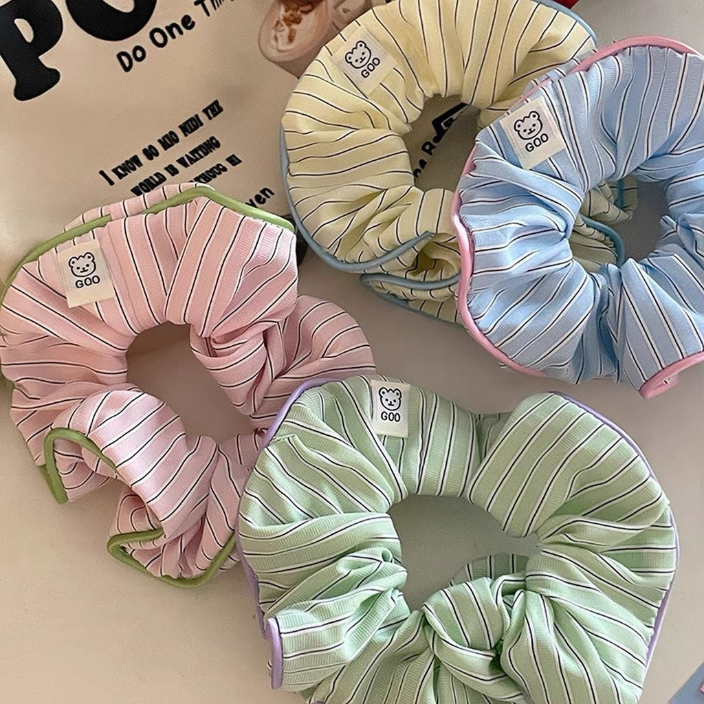 Accessoire à cheveux à rayures contrastées couleur crème avec un doux petit ours Designa Chic Scrunc