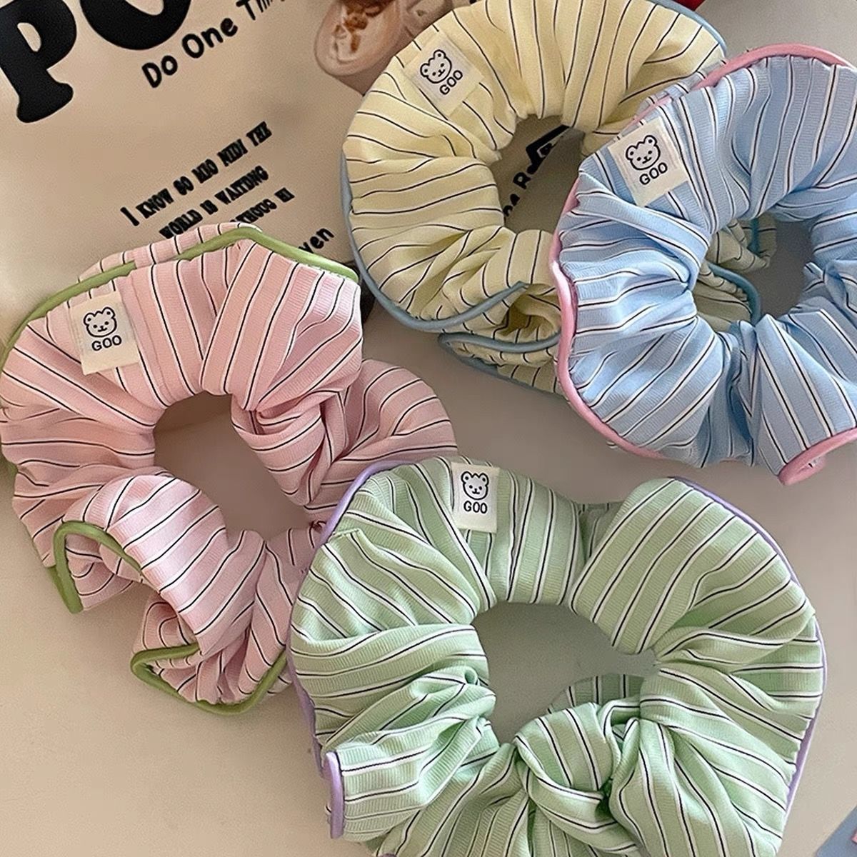 Accessoire à cheveux à rayures contrastées couleur crème avec un doux petit ours Designa Chic Scrunc