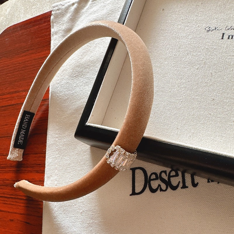 Haut de gamme Sophisticated Velvet Narrow Headband avec Strass et éponge Pading