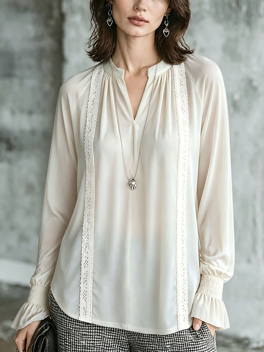 Top femme à manches longues tendance avec la dentelle