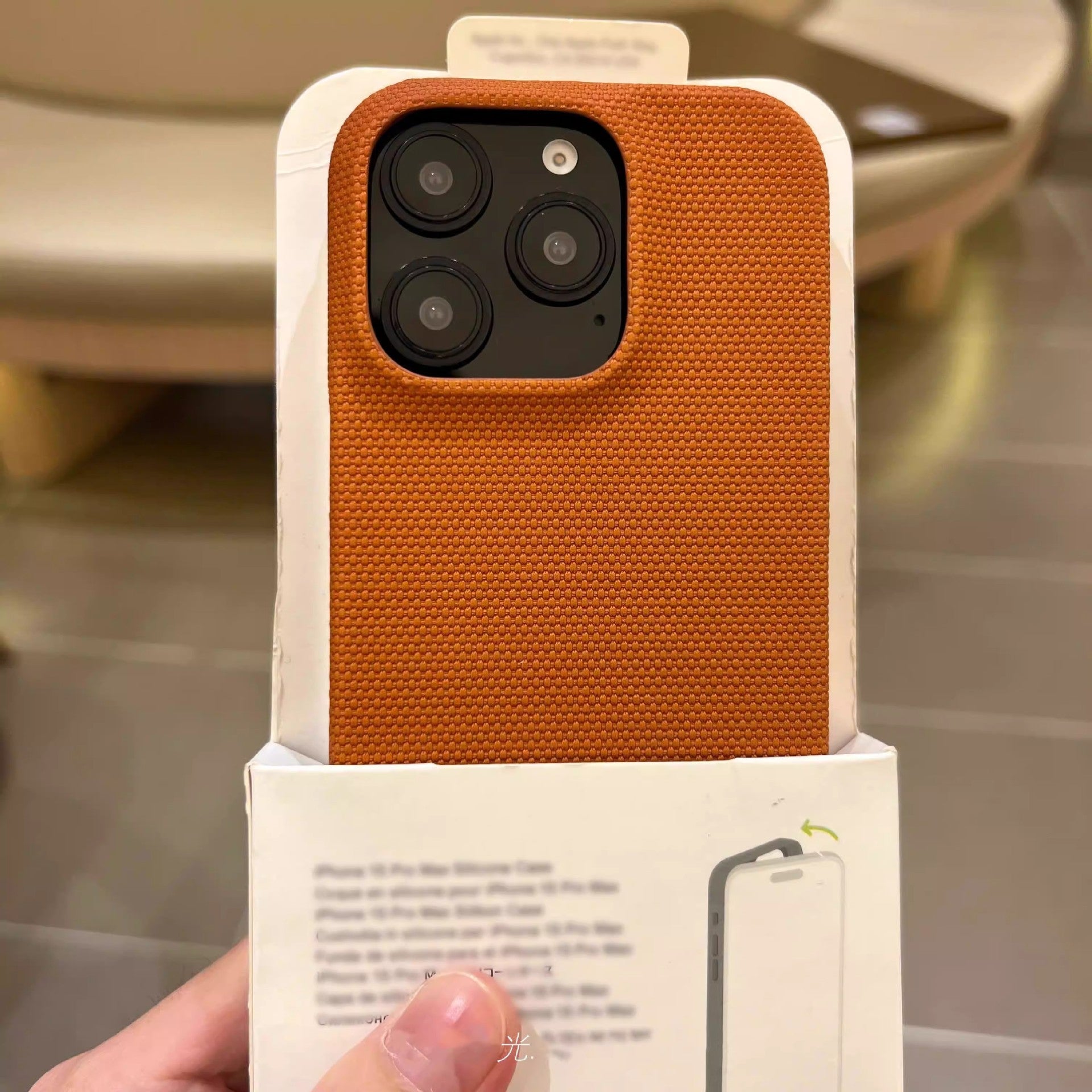 Smartphone Case en cuir végétalien avec une texture tissée et une fixation magnétique