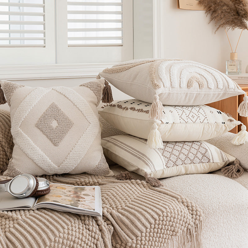 Canapé simple avec un coussin en tassel et des housses d'oreiller