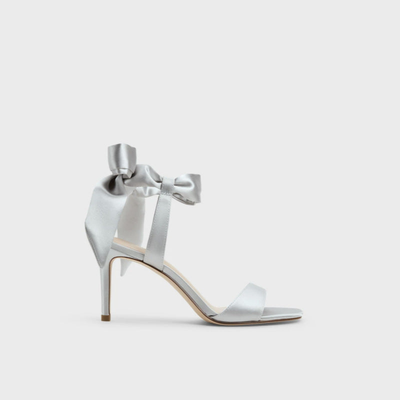 Sandales en cuir mince satiné