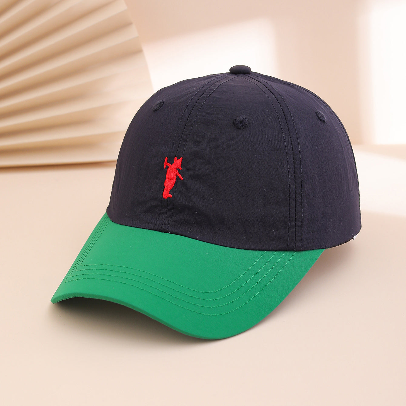 Bouchon de baseball brodé multicolore pour ours à la mode avec des caractéristiques polyvalentes et à séchage rapide
