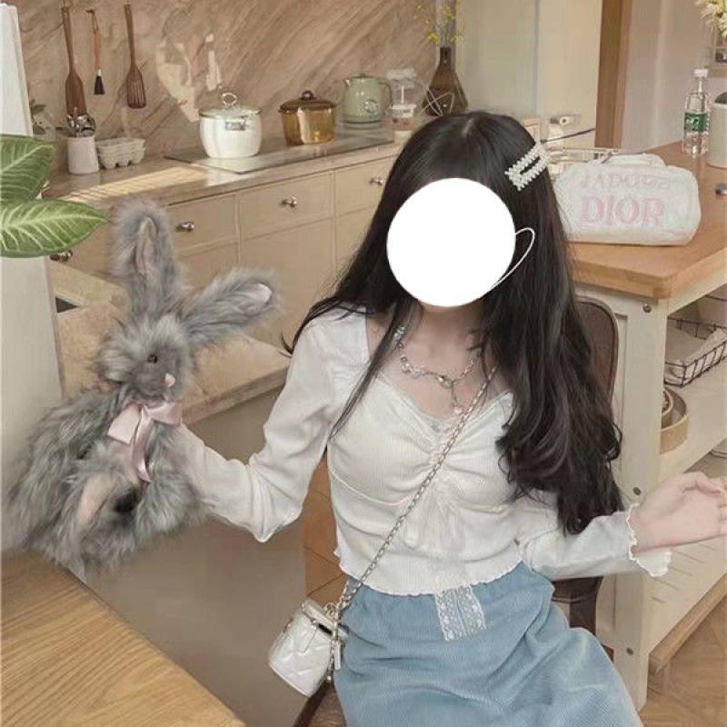 Une femme portant un chandail avec un haut de base