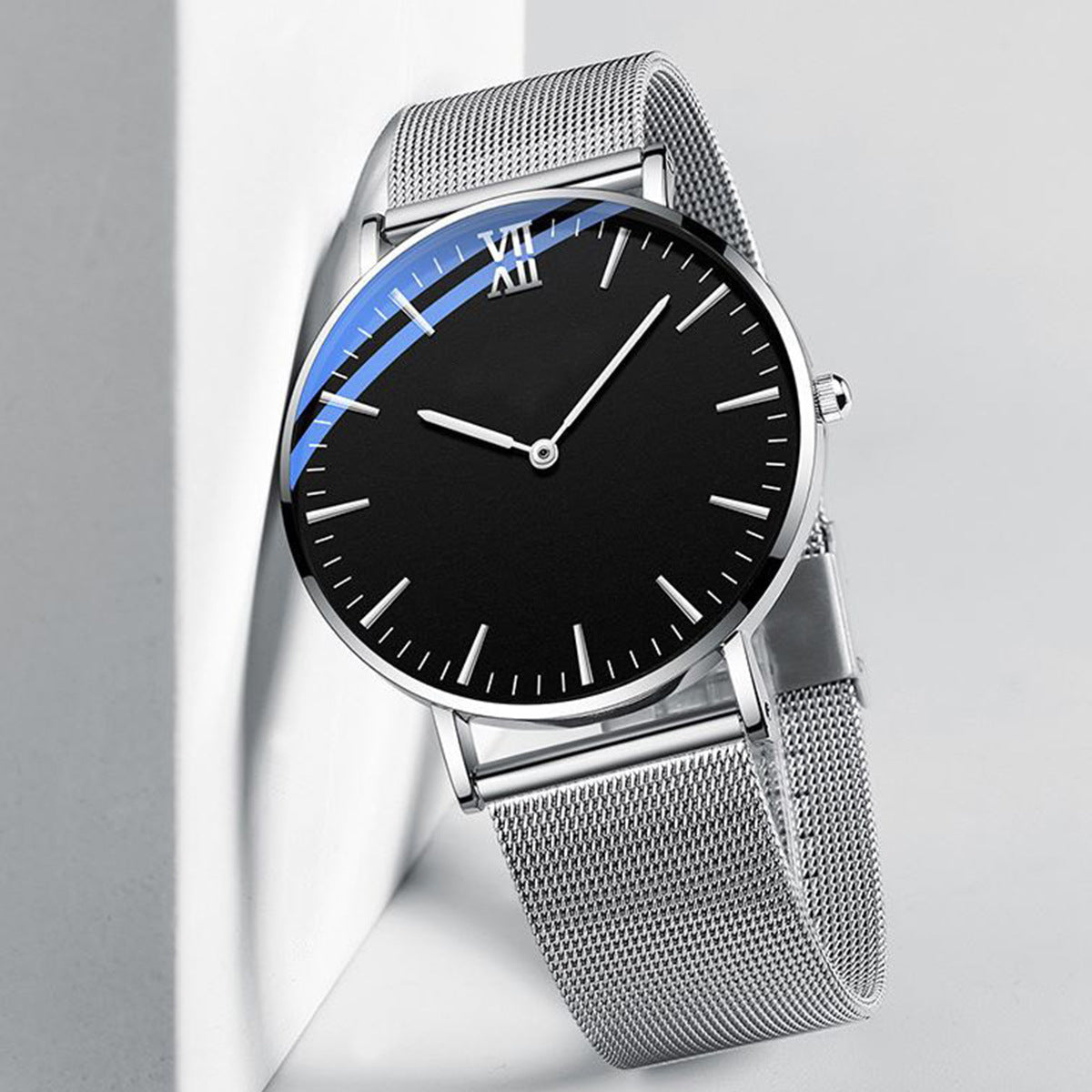 Fausse mode simple Ceinture en acier à trois yeux Montre Quartz
