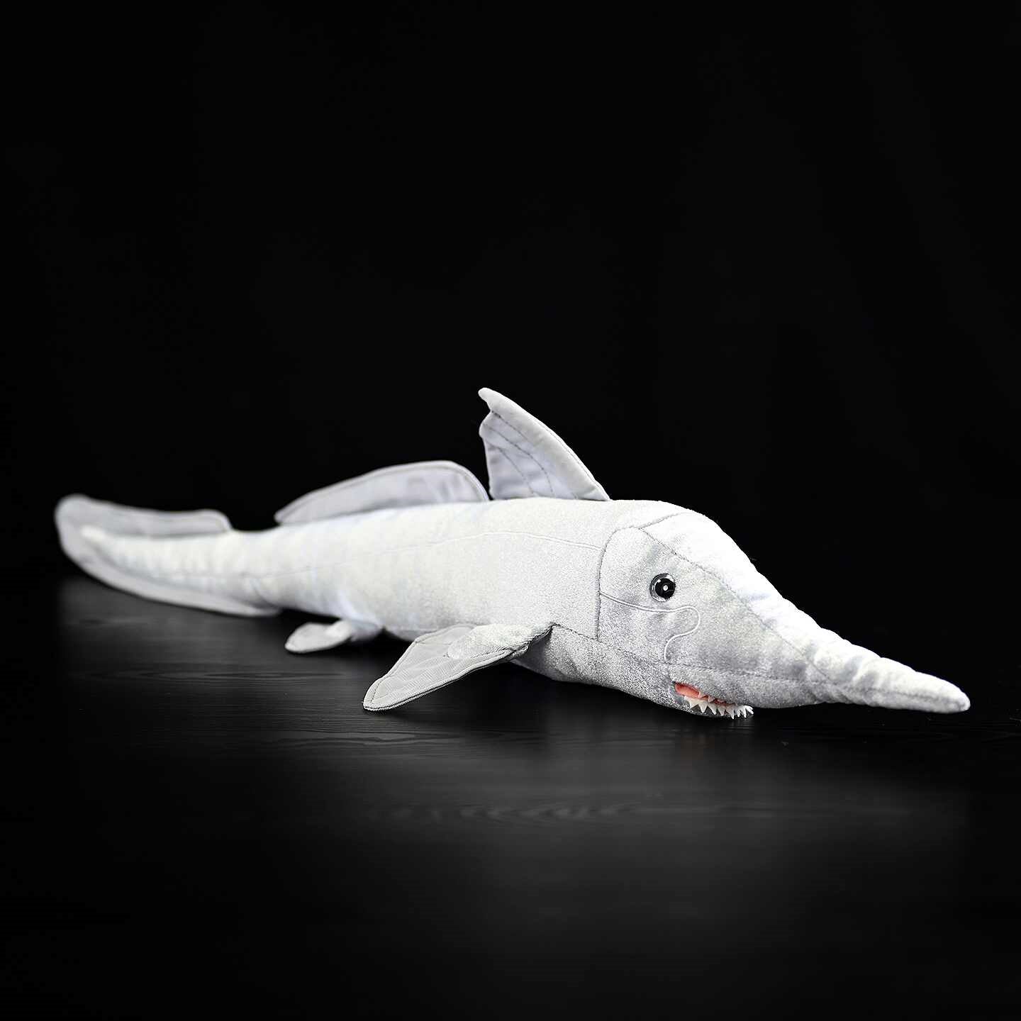 Jouet d'origine en peluche de requin argenté à long nez