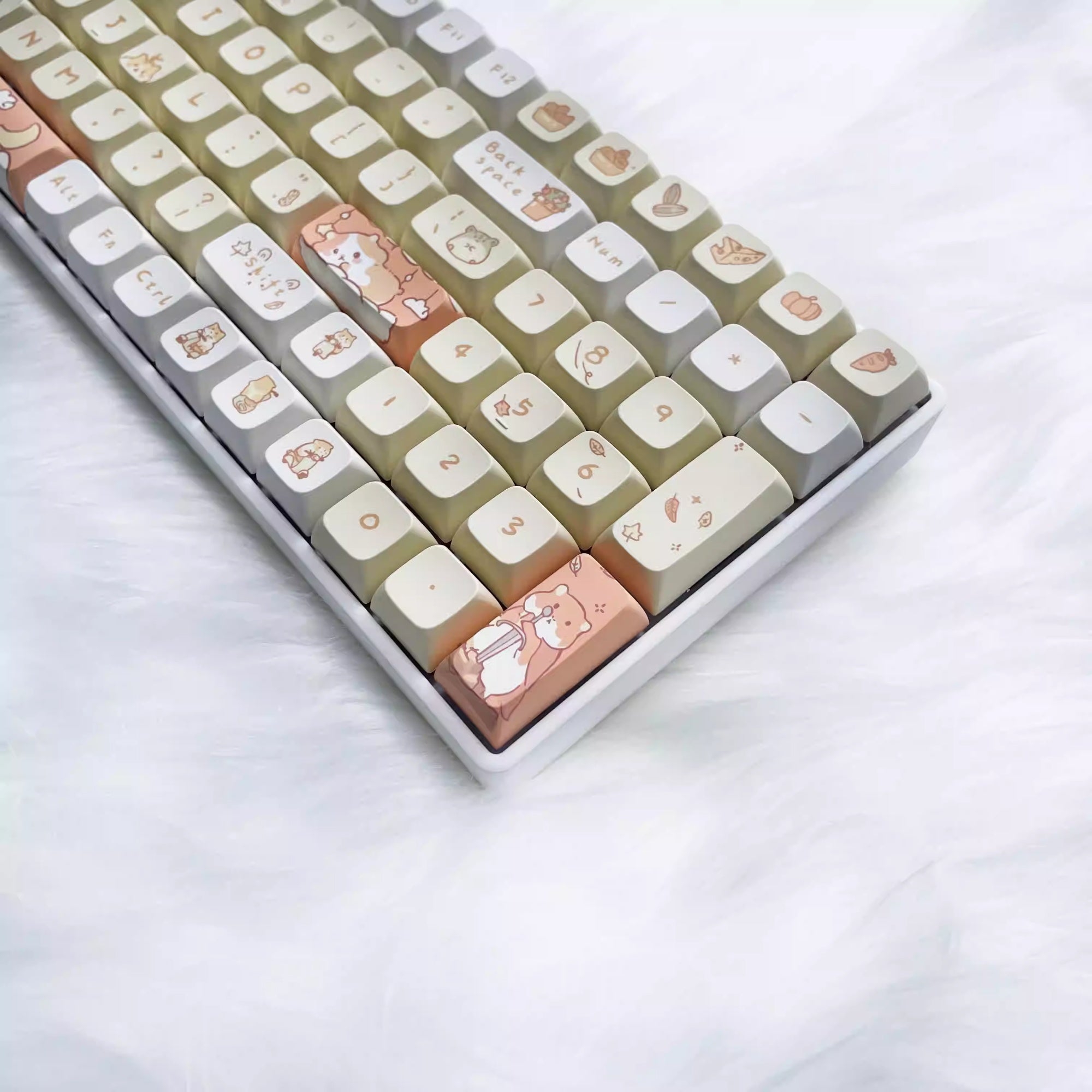 Clavier mécanique gris laiteux sur le thème de la souris