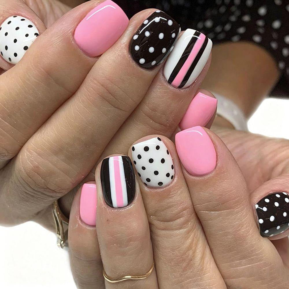 Stickers 24 Pièces de Nail Acrylique Rose Court Carré avec points noirs et rayés