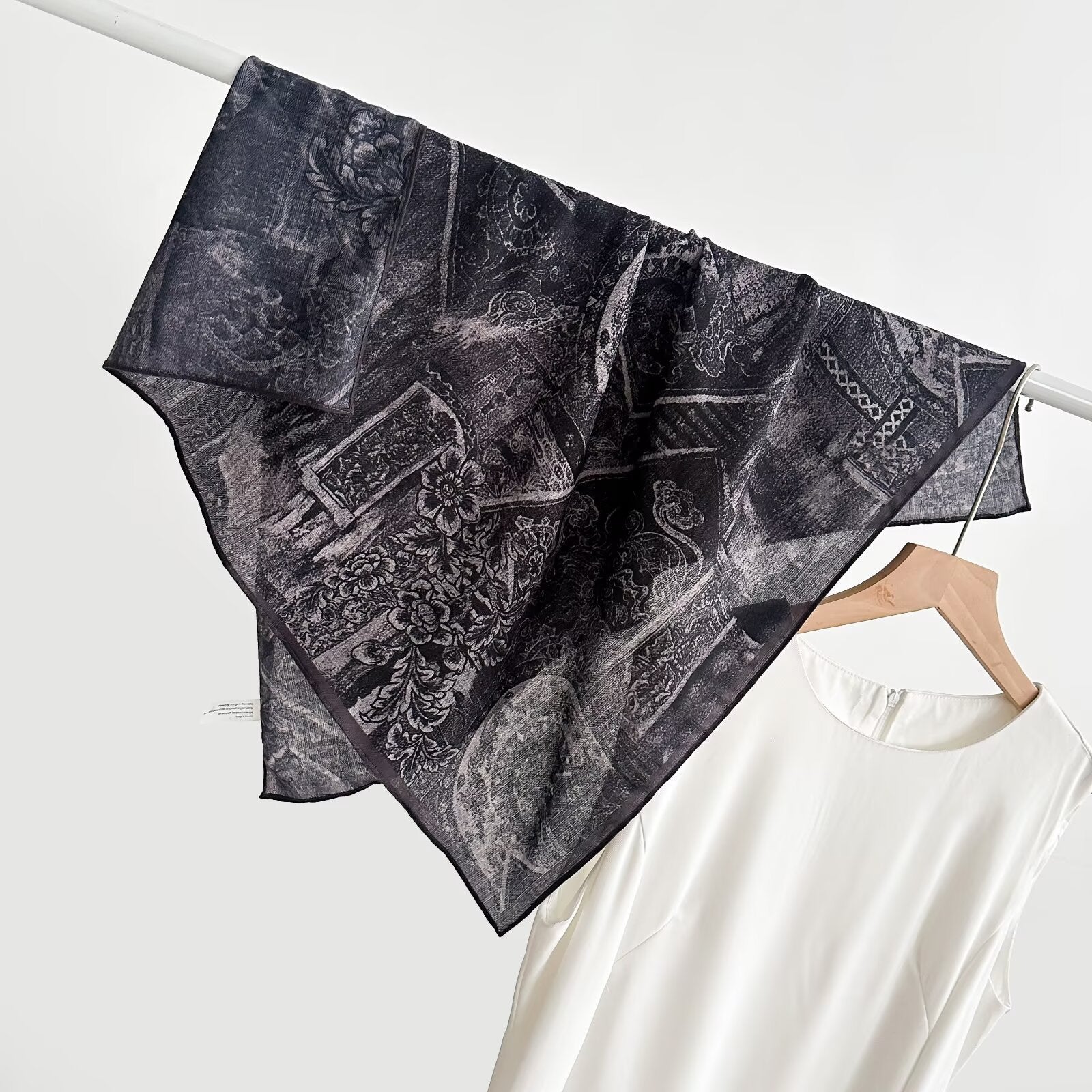 Vieille écharpe de cou pour femmes printemps et automne