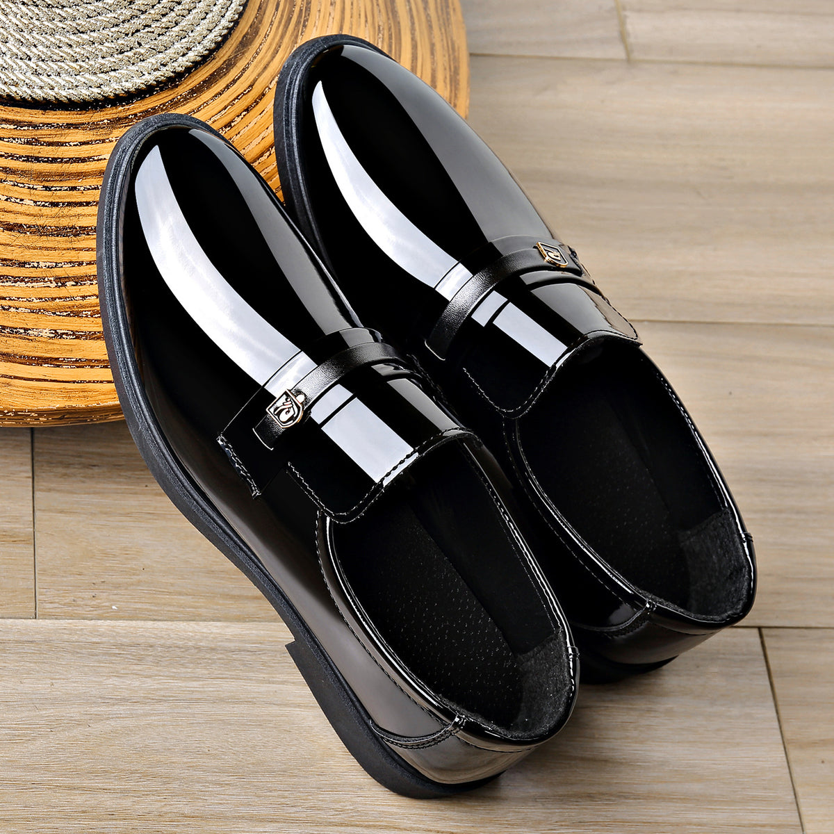 Robe Chaussures en cuir avec un miroir comme Slip sur le design