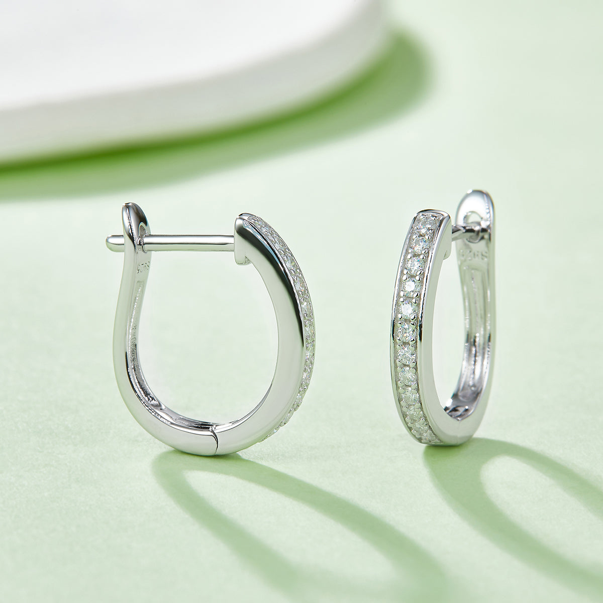 S925 Argent Sterling 24pcs Moissanite Huggie Boucles d'oreilles pour femmes 16mm plaqué platine