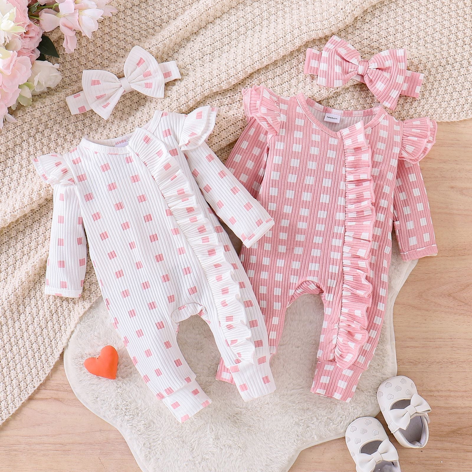 Mignon fille plie bébé à manches longues