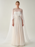 Élégant blanc plissé Gown avec Sheer Cape Overlay