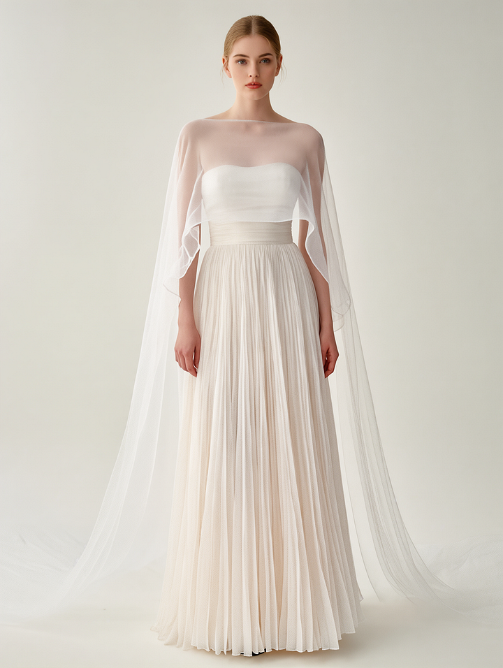 Élégant blanc plissé Gown avec Sheer Cape Overlay