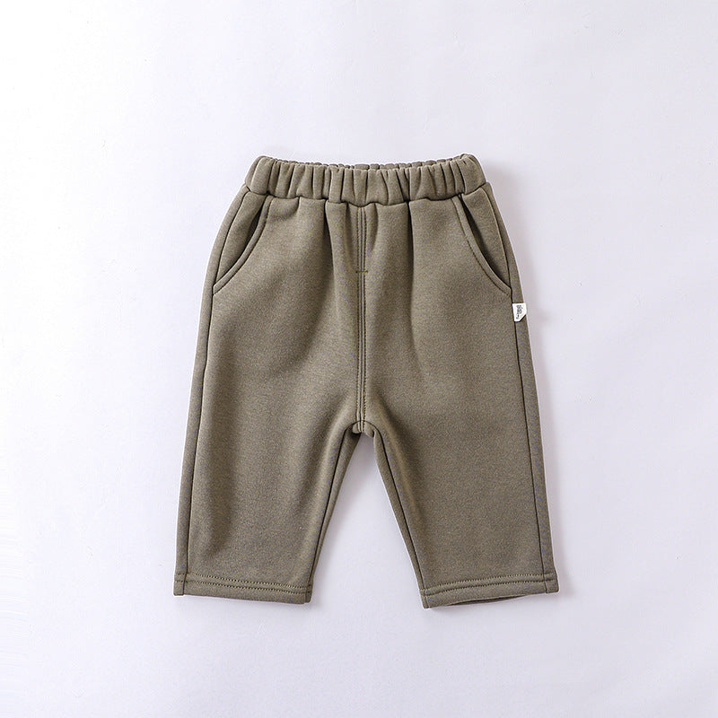 Garçon couleur solide avec des pantalons épais en fourrure
