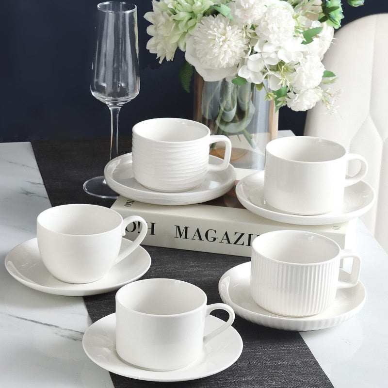 Simple tasse de café en céramique blanche pure et set de sauce