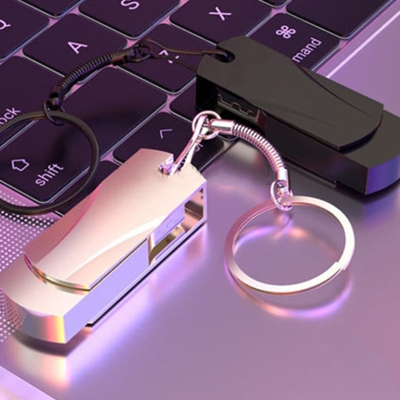 Une clé USB avec une grande capacité est étendue sur une échelle virtuelle