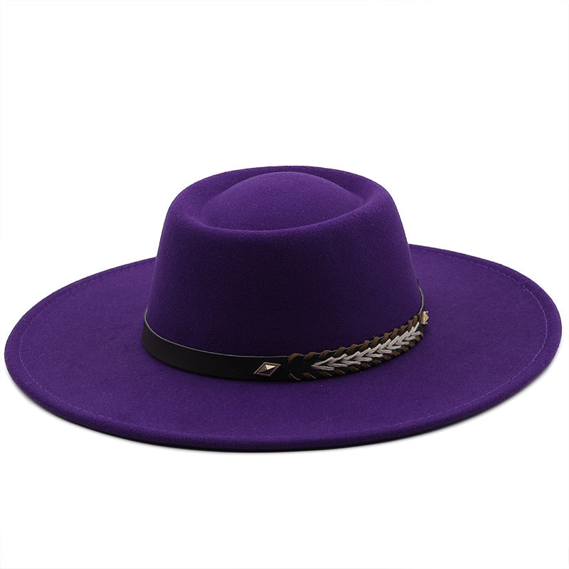 Ce chapeau de feutre a une couronne dentée et présente un large brim pour les hommes et les femmes