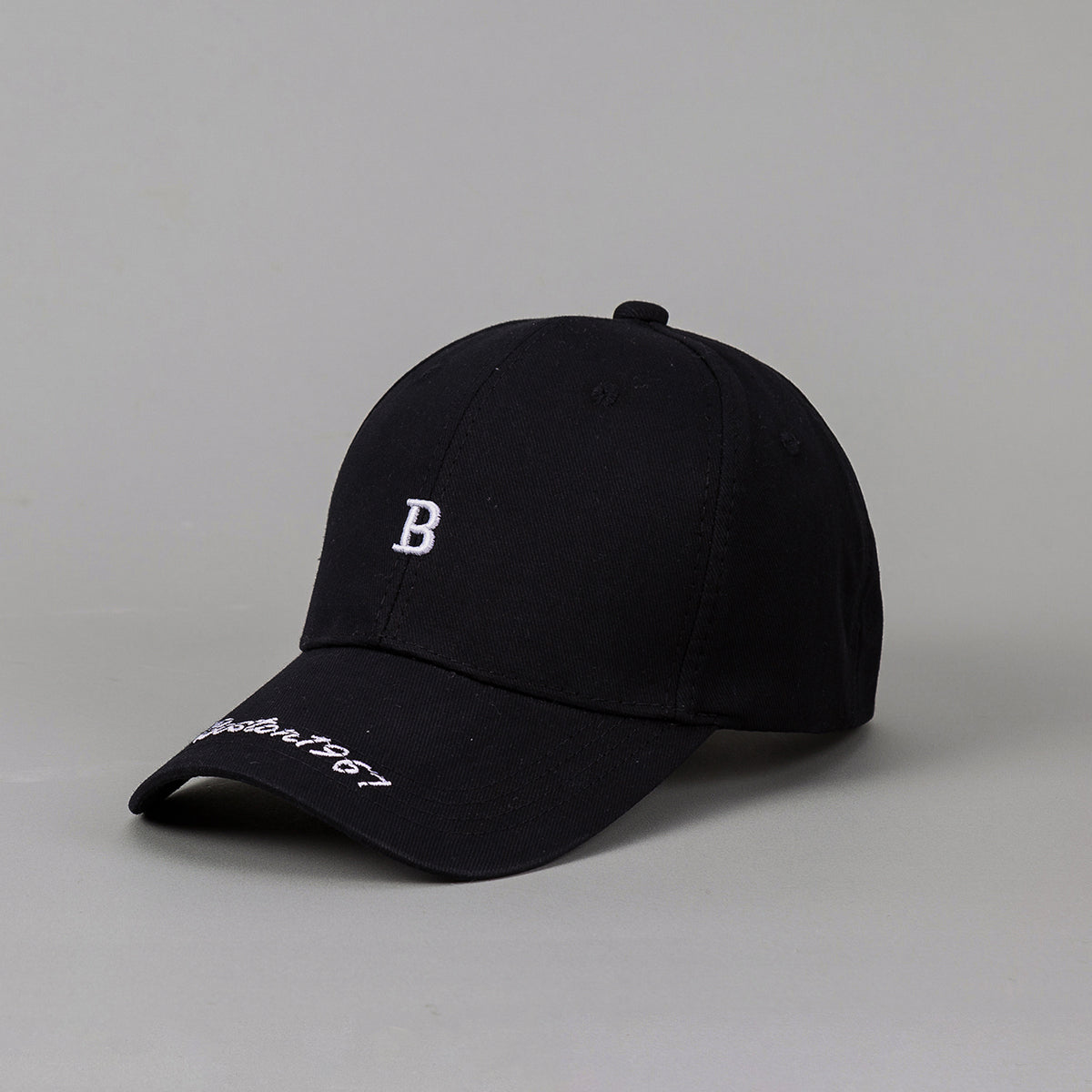 Casquette de baseball brodée hommes et femmes avec un design élégant et simple.