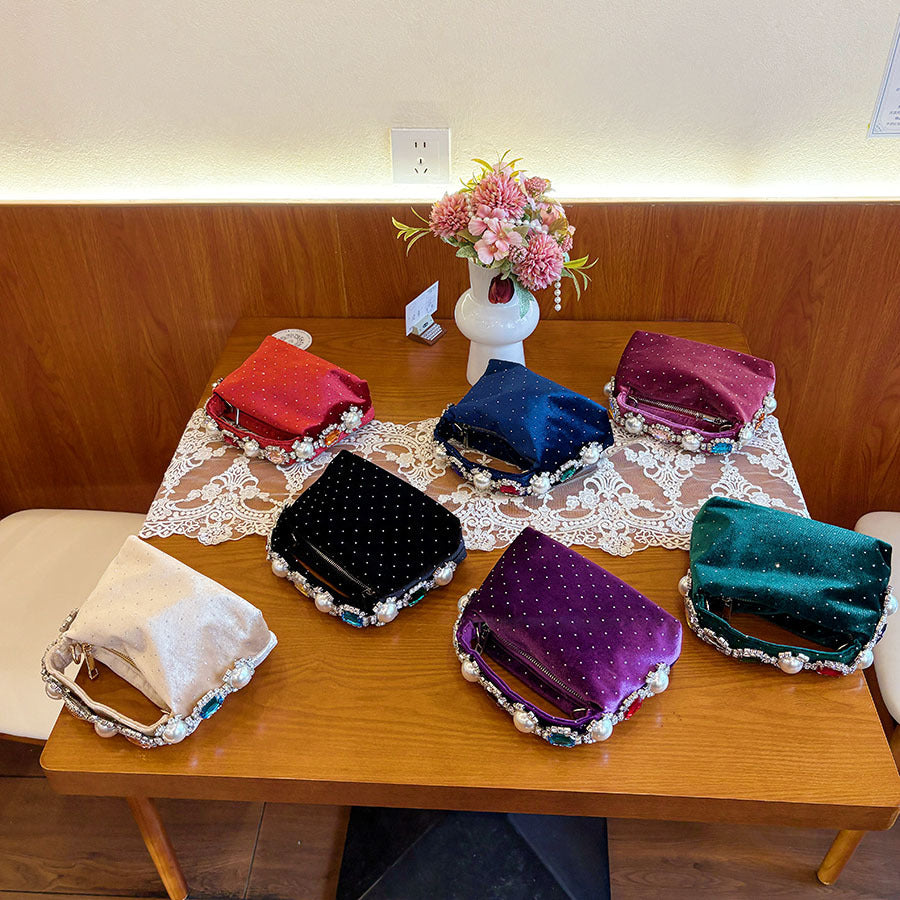 Perle opulente à pois et sac d'oreiller carré en strass style Chanel
