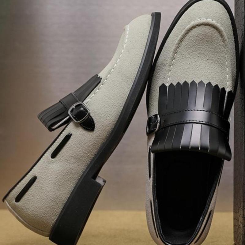Chaussures de loafer de couleur unie pour hommes avec des accents de déguisement