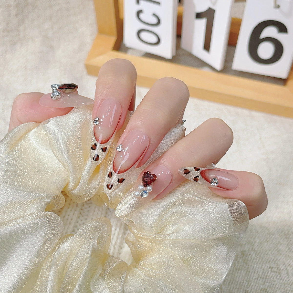 French Leopard Print Cat's Eye Cool Drag Wind White Advanced Hand-wear Armor