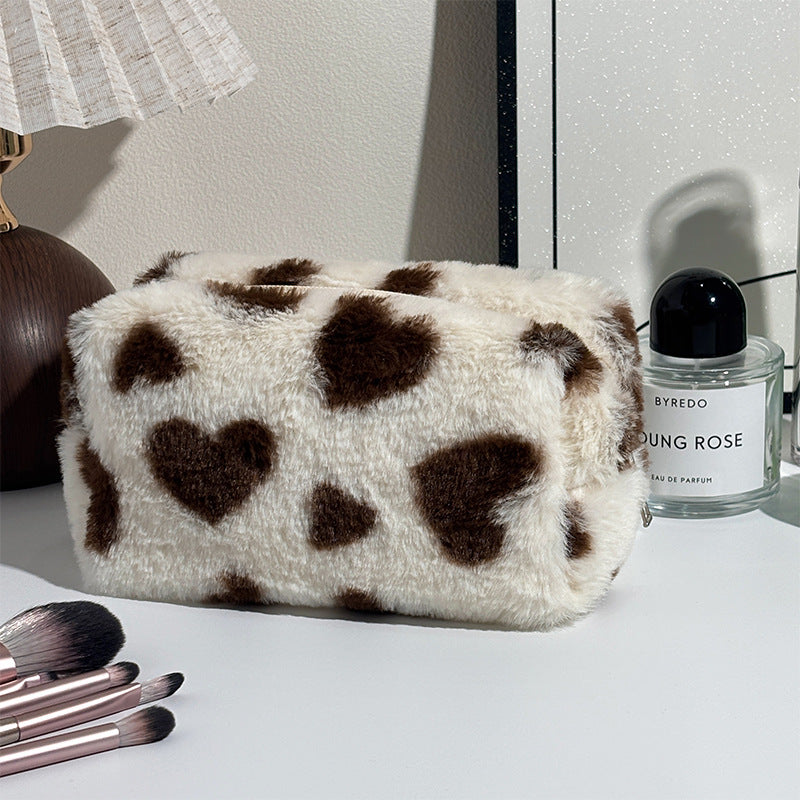 Sac de maquillage mignon et élégant avec une peluche en forme de cœur design grande capacité et portable