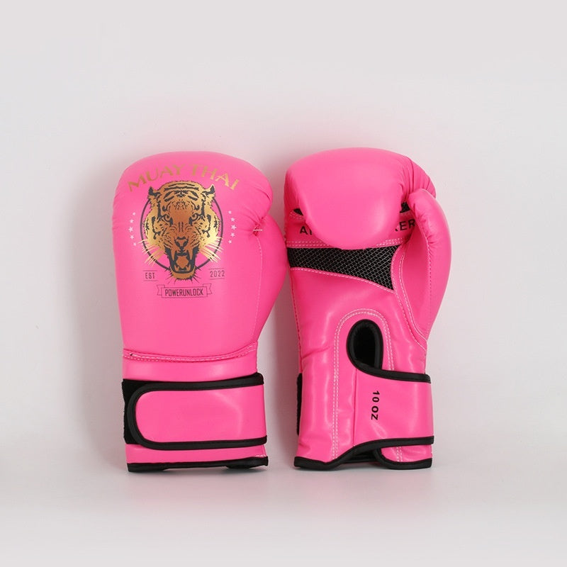 Boys Muay Thai boxe training avec un sac de frappe et des gants